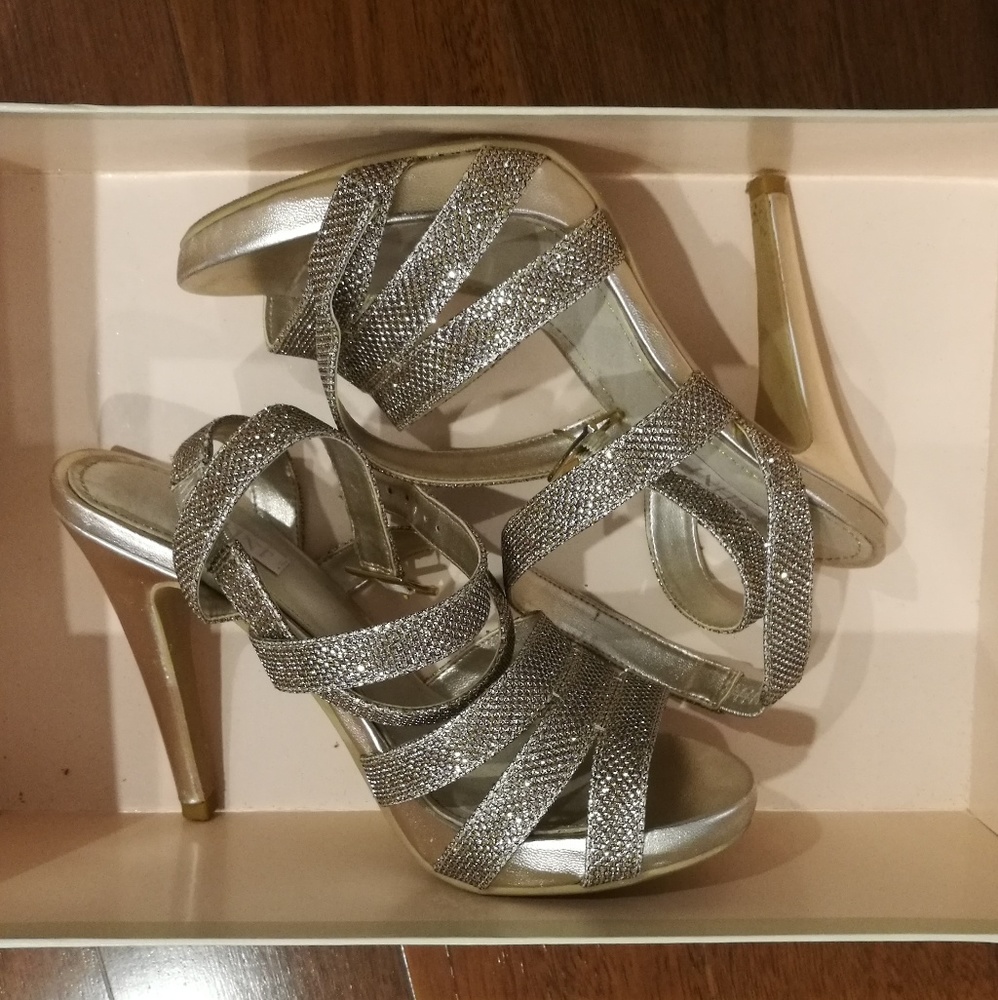 Glint 'Desi' Size 6.5 Platform Sandal